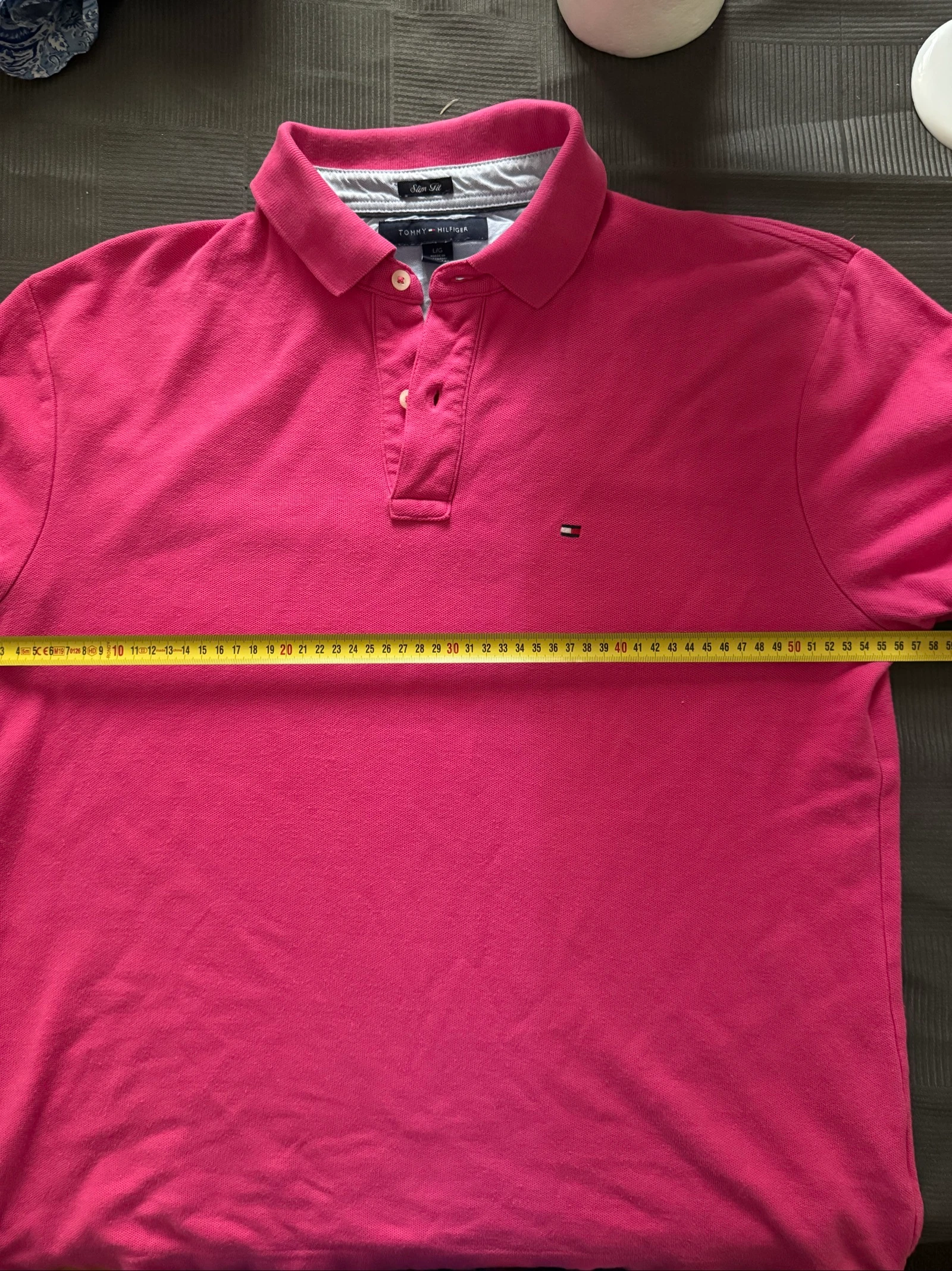 Tommy Hilfiger, polo para hombre talla L, excelente estado #tommy #tommyhilfiger Hola, estaba tomando las medidas :))) Hombros 49 Axilas 56 cm Longitud 69 cm Mangas 21 cm – photo 11